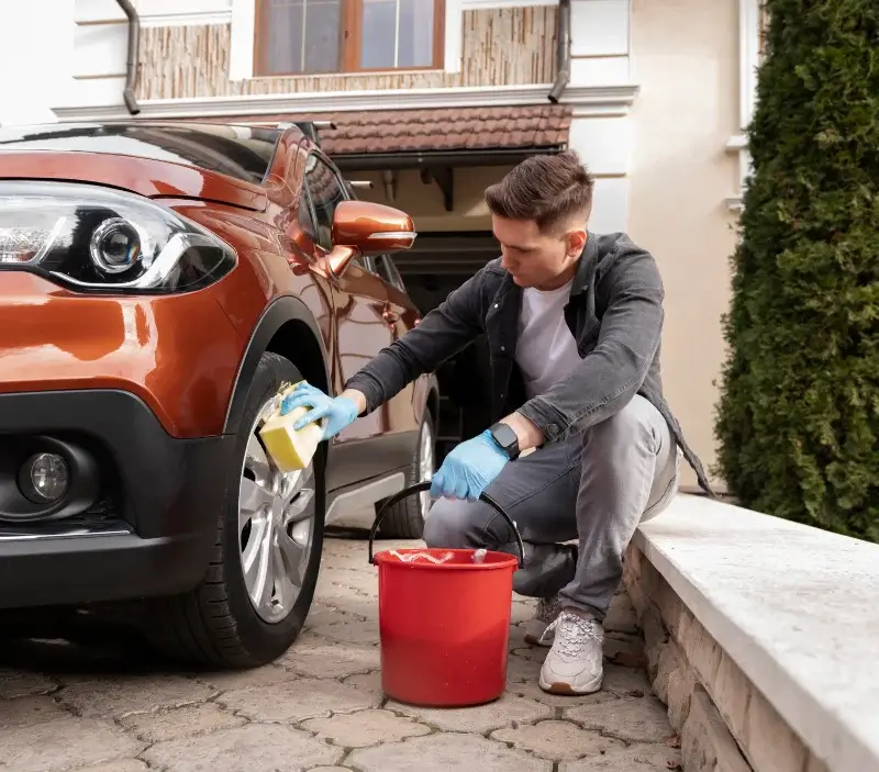 Lavage auto à domicile Saint-Clément-de-la-Place : professionnel intervenant sur un véhicule